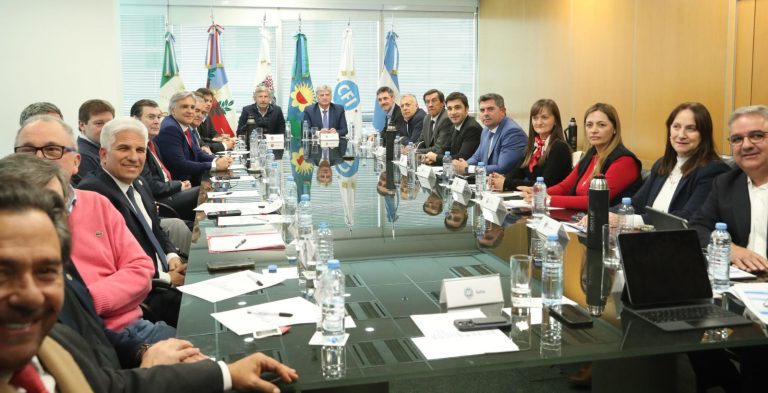 Gobernadores exigen a Nación redistribuir el impuesto a los combustibles y fondos del Tesoro