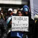 Una mujer sostiene un cartel que dice "Trabajo genuino y menos inflación" durante una protestarealizada en septiembre en Buenos Aires.  Foto de archivo,  4 Sep 2019. REUTERS/Agustin Marcarian
