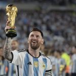 AMDEP144. BUENOS AIRES (ARGENTINA), 01/04/2023.- Lionel Messi de Argentina camina con el trofeo de la Copa Mundo en un homenaje, al final de un partido amistoso ante Panamá en el estadio Monumental, el 23 de marzo de 2023, en Buenos Aires (Argentina). El tricampeonato invicto de Japón en el Clásico Mundial de Béisbol, que se disputó en marzo, marcó un mes en América en el que también se destacaron el español Carlos Alcaraz, que asumió el número uno de la clasificación ATP, y la selección Argentina, que lidera la lista de países de la FIFA. EFE/ Juan Ignacio Roncoroni